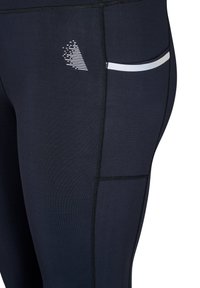 Granatowe legginsy sportowe z kieszenią po bokach, odblaskową taśmą i teksturowanymi akcentami. Posiada kontrastowe szwy i gładki materiał.