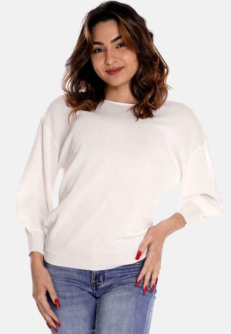 Maglione bianco a maglia con vestibilità morbida, spalle scese e polsini a coste, abbinato a jeans in denim blu. Texture liscia e design minimale.