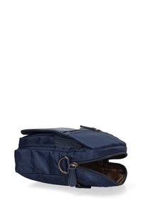 Borsa in nylon blu marino con cerniere, forma piatta, tracolla regolabile e interno marrone. Presenta un anello metallico e un'esterno testurizzato.