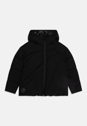 Černá péřová bunda s kapucí, zapínání na zip, prošívaná textura a zaoblený lem. Obsahuje boční kapsy a nášivku s logem.