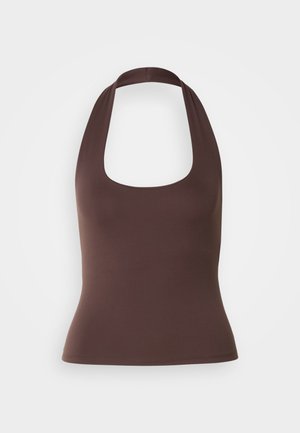 Top sin mangas de halter marrón con escote redondeado. Hecho de una tela suave y elástica, tiene una silueta ajustada y sin cierres visibles.