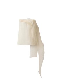 Linen glava u off-white boji, cilindričnog oblika, s laganim, prozračnim šalom koji pada preko vrha, s mekom, prozirnom teksturom.