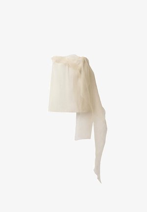 Linnen hoofddeksel in off-white, cilindrische vorm met een doorschijnende, vloeiende sjaal die over de bovenkant valt, met een zachte, transparante textuur.