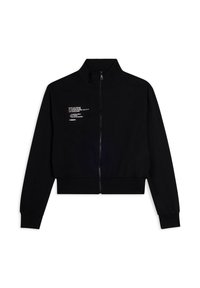 Giacca nera con zip realizzata in tessuto morbido. Collo rialzato, polsini e vita aderenti. Presenta stampe di testo bianco sul lato sinistro.