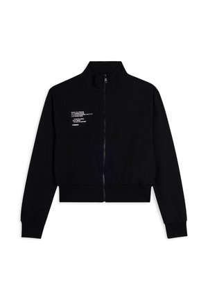 Giacca nera con zip realizzata in tessuto morbido. Collo rialzato, polsini e vita aderenti. Presenta stampe di testo bianco sul lato sinistro.