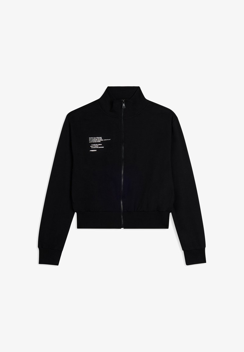 Chaqueta negra con cremallera fabricada en tela suave. Cuello alzado, puños ajustados y cinturilla. Presenta impresiones de texto en blanco en el lado izquierdo.