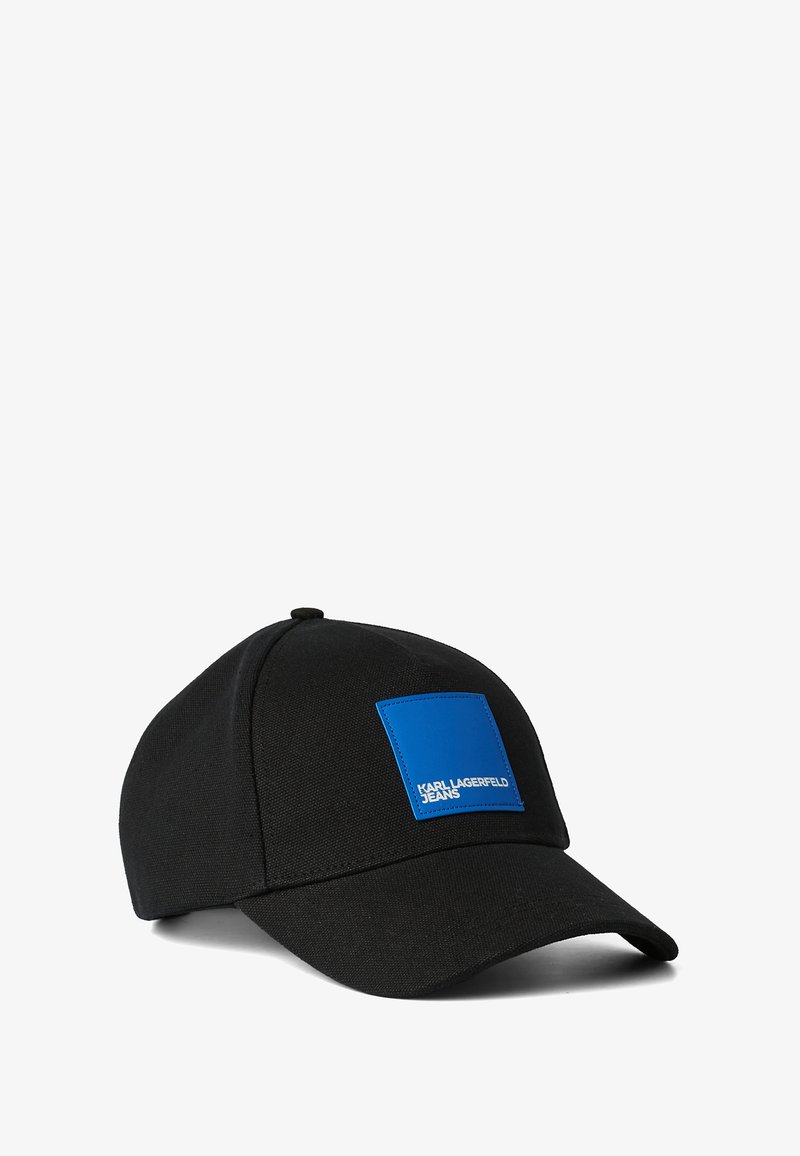Boné de beisebol preto, feito de tecido, com uma forma estruturada. Apresenta um patch retangular azul com texto branco. Design de aba curva.