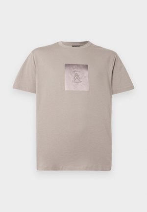 Beige Baumwoll-T-Shirt mit rundem Halsausschnitt und kurzen Ärmeln. Auf der Vorderseite befindet sich ein quadratisches Logo-Design in der Mitte, mit grauem Text und Designelementen.