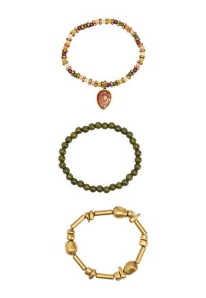 Trzy elastyczne bransoletki: górna z wielobarwnymi koralikami i różowym zawieszonym w kształcie kropli, środkowa z okrągłymi zielonymi koralikami, dolna z nieregularnymi koralikami w złotym odcieniu.