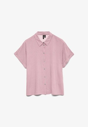 Różowa koszula z krótkim rękawem na guziki z białymi pionowymi paskami i zaostrzonym kołnierzykiem, rozłożona płasko na białym tle.