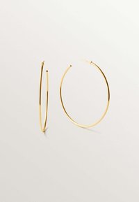 Pendientes de aro de oro con un diseño delgado y suave, que presentan una forma circular sencilla y un cierre de gancho seguro.