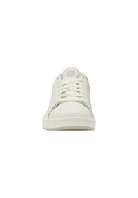 Sneakers in pelle bianca con un design perforato, punta tonda, lacci piatti e una suola in gomma liscia con un logo sobrio sulla linguetta.