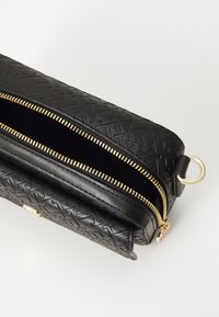 Tommy Hilfiger ICON CAMERA BAG MONO - Keresztpántos táska - black