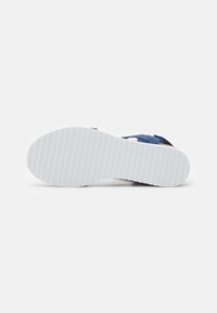 Skechers DESERT KISS - Sandály na klínu - navy