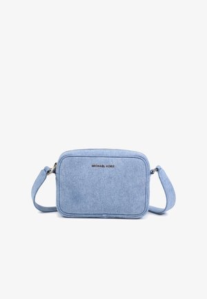 Geantă crossbody din denim albastru, cu formă rectangulară, închidere cu fermoar și curea ajustabilă. Are un logo auriu și o textură netedă.