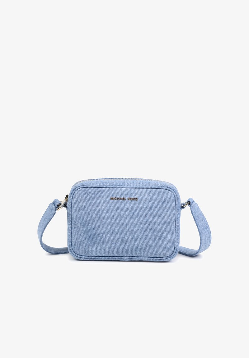 Bolsa transversal em denim azul com forma retangular, fecho com zip e alça ajustável. Apresenta um logótipo dourado e textura suave.