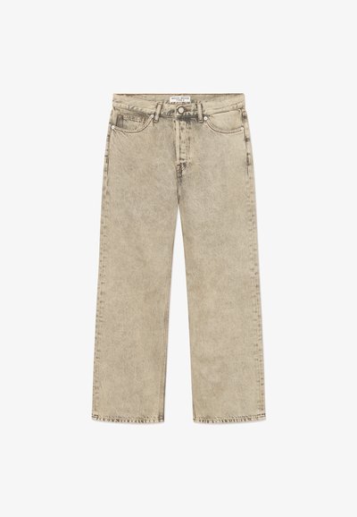 Μπεζ τζιν με ίσια γραμμή, πέντε τσέπες, θηλιές για ζώνη, κλείσιμο με κουμπί και εμφανείς ραφές, με ετικέτα "Wood Wood Type 2" στη μέση.