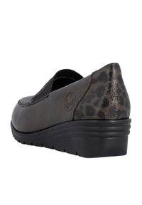 Chaussure slip-on gris foncé avec un dessus en cuir texturé et des accents imprimés léopard, dotée d'une semelle noire basse pour plus de confort et de stabilité.