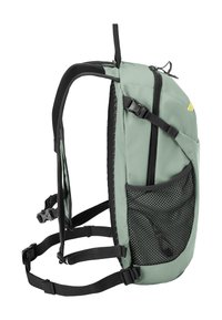 Lichtgroene rugzak met zwarte gaas-zijvak, verstelbare gevoerde schouderbanden en meerdere gespen, zijaanzicht op een witte achtergrond.