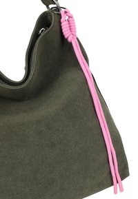 Borsa in suede verde oliva con chiusura a zip, caratterizzata da un accento in corda annodata rosa e hardware argentato, progettata con una forma morbida.
