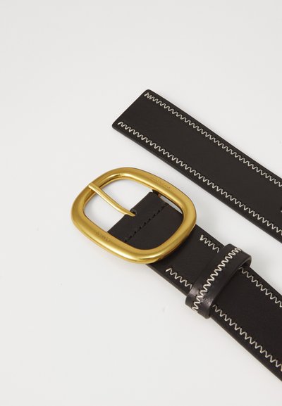 Cintura in pelle nera con una fibbia rettangolare dorata, caratterizzata da cuciture bianche lungo i bordi per un contrasto.