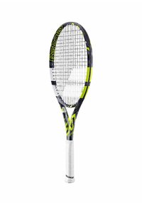 Tennissport met een zwart, geel en wit frame, met een gestructureerde handgreep en een netwerk van snaren over de ovale kop.