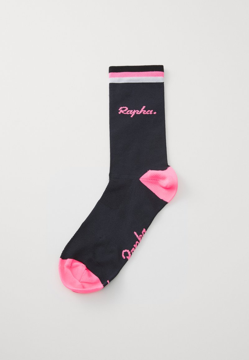 Calcetín de ciclismo negro con toques de color rosa en la punta y el puño. Presenta el nombre de la marca "Rapha" en texto rosa en el lateral. Textura de malla para transpirabilidad.
