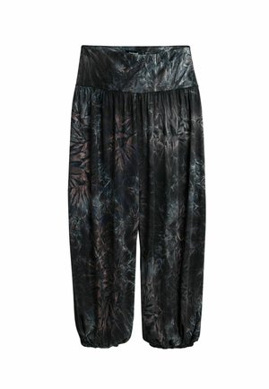 Pantaloni negri lucioși, largi, cu o talie înaltă și lată și manșete elastice, având o textură subtilă marmorizată pe întreaga suprafață a țesăturii.