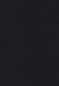 Schwarzer Textilstoff mit feiner Webart, der eine einheitliche Farbe und subtile Variationen aufweist, geeignet für verschiedene Anwendungen.