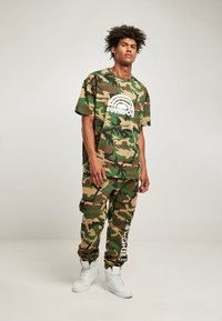 Southpole SOUTHPOLE BASIC - Treningo apatinė dalis - camo aop