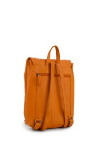 Oranžový kožený batoh s nastavitelnými popruhy, plochou rukojetí a zipovou přední kapsou. Hladká textura a minimalistický design.