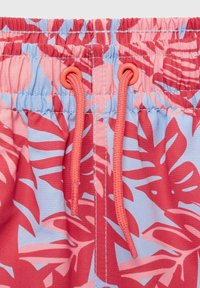 Červené a světle modré plavky s tropickým vzorem listů. Elastický pas s korálovou šňůrkou a zesíleným šitím.