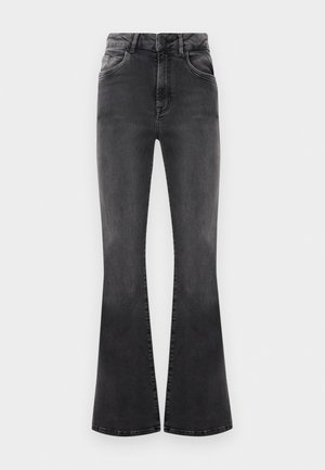 Pantalones vaqueros negros acampanados con cintura alta, detalles de costura y cinco bolsillos. La tela tiene una textura suave con un acabado desgastado.