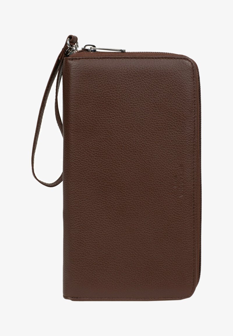 Bruine leren portemonnee met een gestructureerd oppervlak, rechthoekige vorm, ritsluiting en een polsbandje. Opvallend door het eenvoudige ontwerp en minimale accenten.