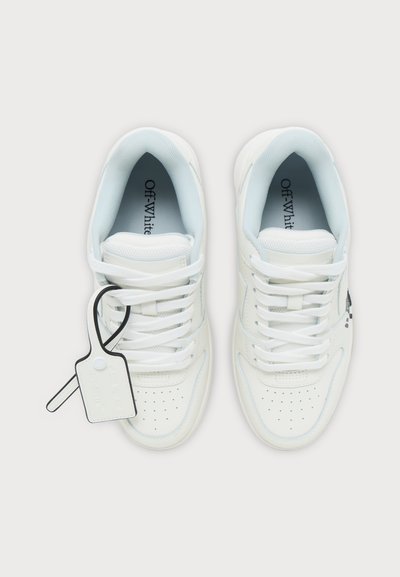 Ζευγάρι λευκά παπούτσια Off-White με ανοιχτά γαλάζια εσωτερική επένδυση, λευκά κορδόνια και μια λευκή ετικέτα προσαρτημένη στο αριστερό παπούτσι.