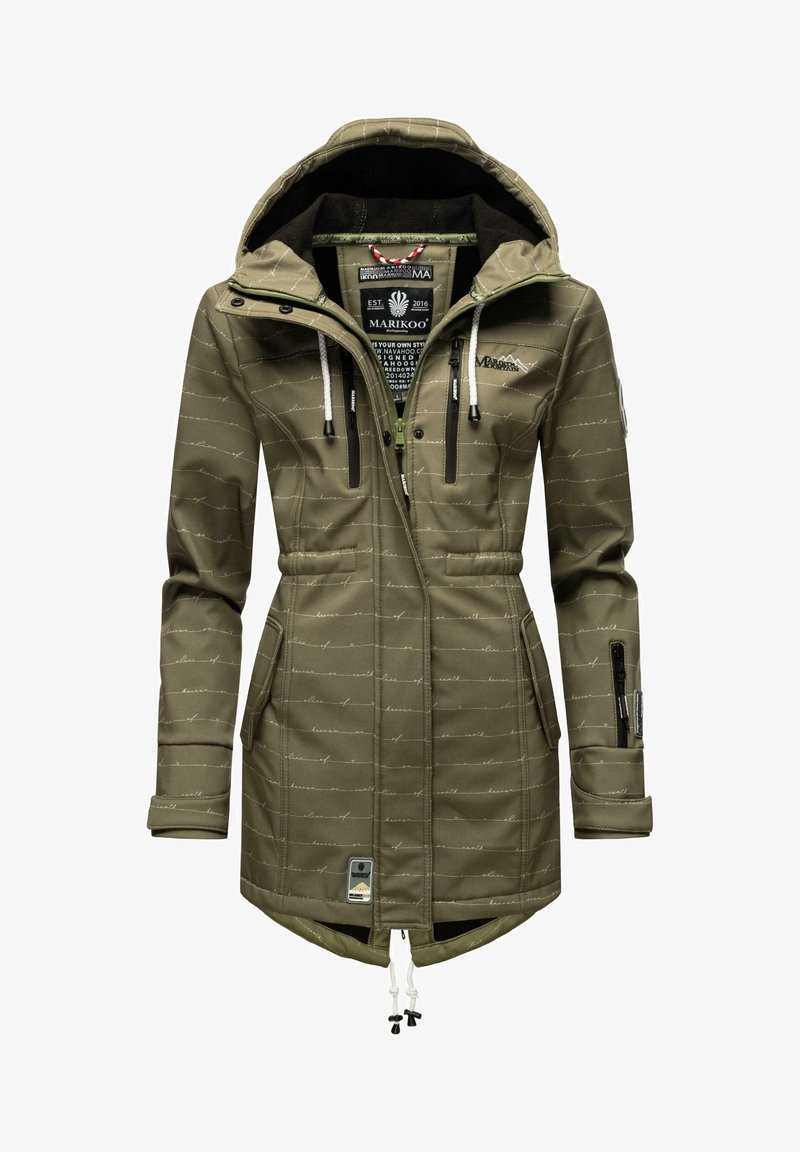 Chaqueta impermeable de color verde olivo con cierre frontal, capucha ajustable y textura estampada. Presenta múltiples bolsillos y dobladillo con cordón.
