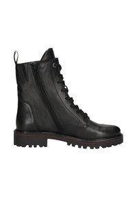 Schwarze Lederknöchelstiefel mit Schnürung vorn und seitlichem Reißverschluss. Mit einer strukturierten Oberfläche, robustem Sohlenprofil und roten Akzenten an der Unterseite.