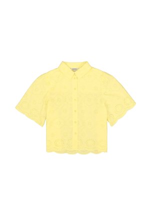 Camisa amarilla de manga corta hecha de tela de ojales, con un dobladillo festoneado, cierre de botones y un patrón floral en toda la prenda.