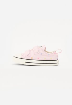 Lyserød børnesneaker med flerfarvede prikker, to velcroremme, hvid tåhætte og hvid sål med sorte striber, vist i sideprofil.