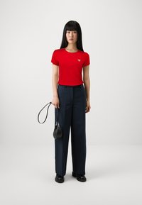Guess TRIANGLE TEE - Tricou basic - delicious red