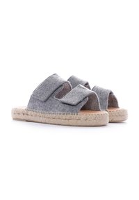 Sandali grigi in feltro con due cinturini regolabili in Velcro, suola avvolta in juta e design con punta aperta per traspirabilità e comfort.