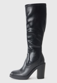 Boots negre până la genunchi, fabricate din piele netedă, cu un design elegant, vârf pătrat și toc înalt și robust pentru un plus de înălțime. Prezintă cusături minime.