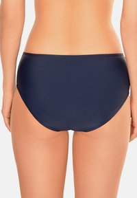 Námořnické modré bikiny s hladkého, elastického materiálu, s polovičním pasem a bezešvým zakončením na okrajích.