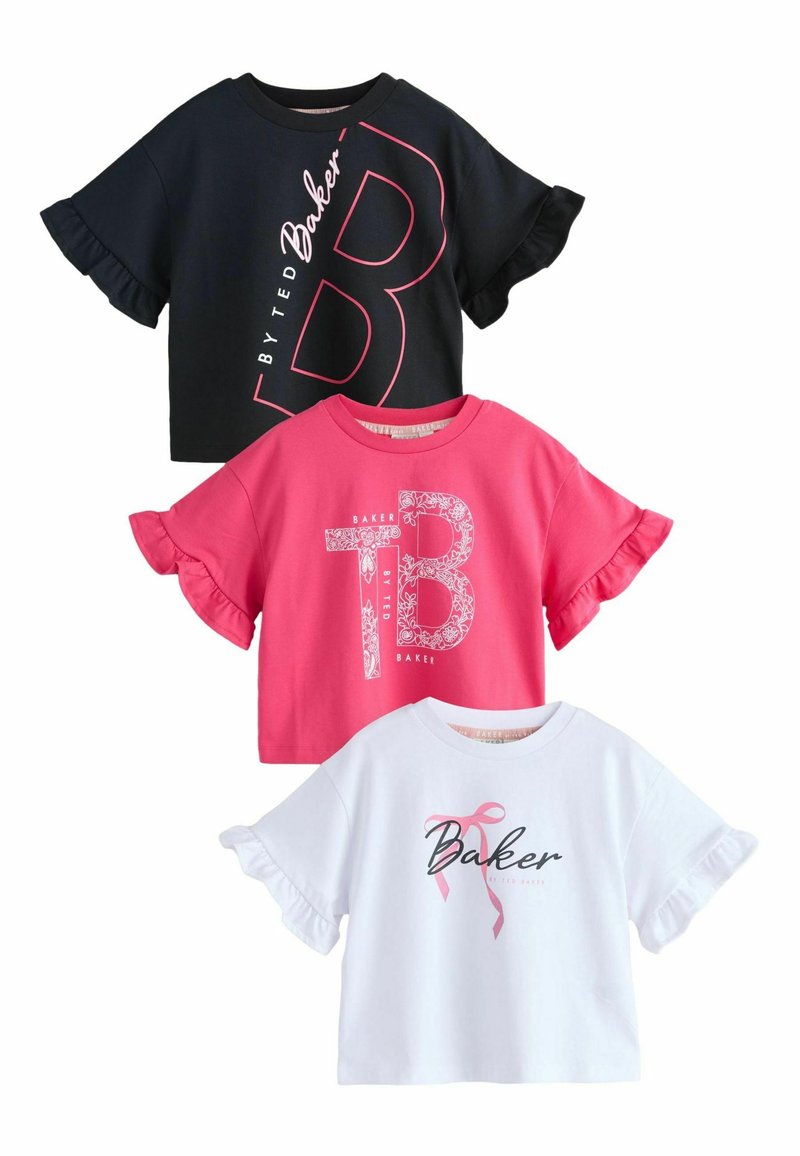 Kolme lyhythihaista T-paitaa: musta vaaleanpunaisella kuviolla, vaaleanpunainen valkoisella kukkakuviolla ja valkoinen mustalla tekstillä, joissa on röyhelöhihat.