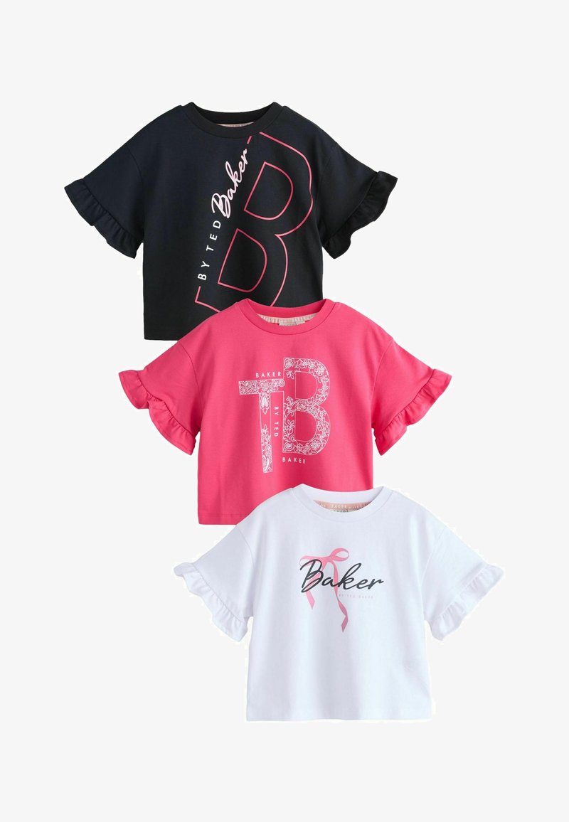 Kolme lyhythihaista T-paitaa: musta vaaleanpunaisella kuviolla, vaaleanpunainen valkoisella kukkakuviolla ja valkoinen mustalla tekstillä, joissa on röyhelöhihat.