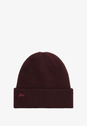 Beanie tricotat burgund cu un manșon pliat în vrac, având un mic logo brodat în roșu pe față. Textură netedă și design ajustat.