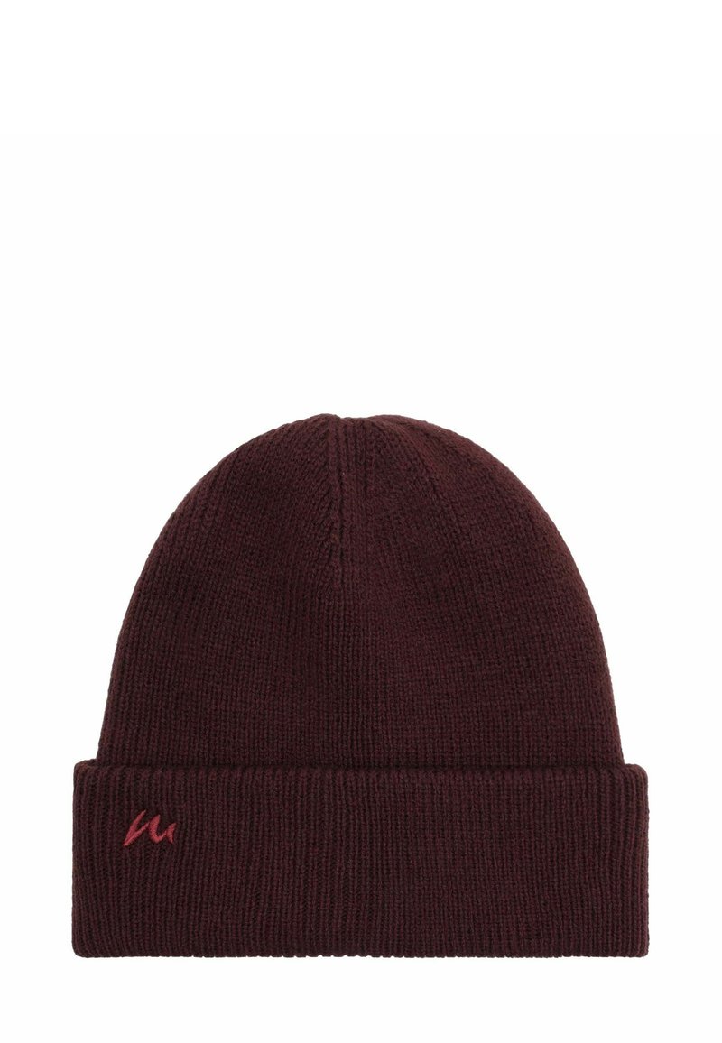Burgundin neulottu pipo, jossa on käännetty ribbireuna, ja etuosassa pieni punaiseen brodeerattu logo. Sujuva pinta ja istuva muotoilu.