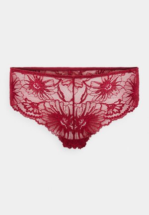 Chiloți roșii din dantelă, cu modele florale, margini ondulate și un design semi-transparent. Textură moale cu detalii intricate.