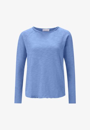 Chemise à manches longues bleu clair avec un col rond, texture douce et coupe décontractée. Présente des coutures discrètes le long des coutures.