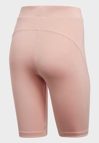 Rosa träningsshorts med hög midja, slät textur och figurnära design, med sömdetaljer längs ryggen för extra intresse.